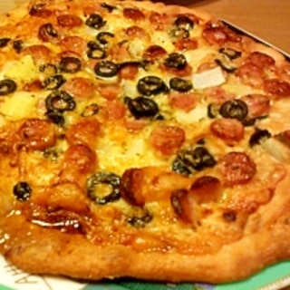 スモークチーズとソーセージのピザ